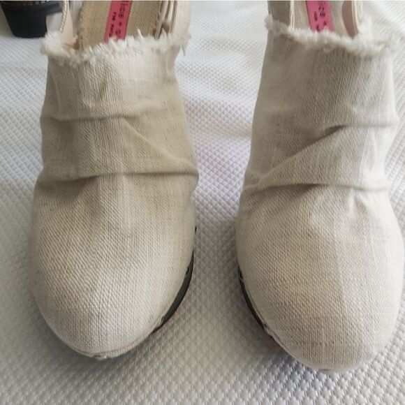 Alice + Olivia Cream and Black Mules with Platform - Picture 3 of 10